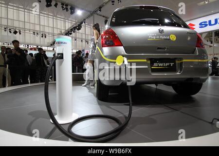 ---- Besucher Blick an einem Suzuki Swift Plug-in-Hybrid Auto während der Auto China 2010 in Peking, China, 26. April 2010. China am Dienstag (1. Juni Stockfoto