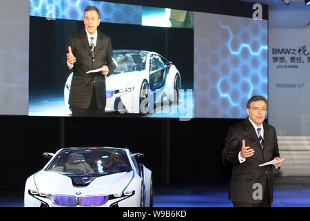 BMW-Chef Norbert Reithofer redet vor einem BMW Vision EfficientDynamics während des 11 Beijing International Automotive Exhibition, die Auto bekannt Stockfoto