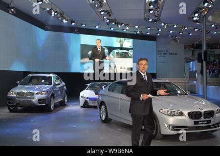 BMW-Chef Norbert Reithofer spricht vor der BMW 535 Li während des 11 Beijing International Automotive Exhibition, die Auto China 2010 bekannt, in der B Stockfoto