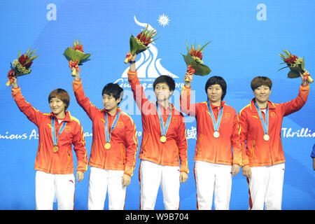 Team von China feiert die Goldmedaille auf dem Podium bei der Verleihung des Tischtennis Mannschaft der Frauen Finale bei den 16 asiatischen Spiele in Guan Stockfoto