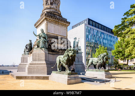 Sockel des Kongresses Spalte in Brüssel, Belgien, feiern die belgische Verfassung und das Grab des Unbekannten Soldaten zwischen zwei lion Statuen. Stockfoto