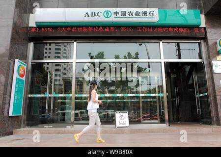 ---- Eine chinesische Frau geht vorbei an einem Zweig der Landwirtschaftlichen Bank von China (ABC) in Shanghai, China, 11. August 2010. China banking Regler kann Req Stockfoto