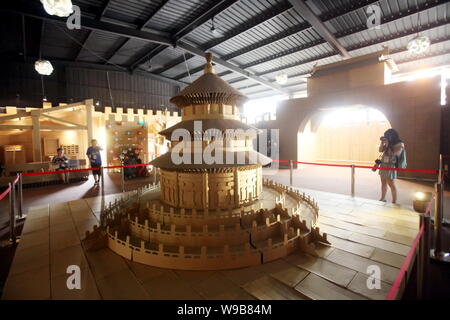 Besucher Blick auf Replik der Halle des Gebetes für eine gute Ernte in den Tempel des Himmels, auch bekannt als Tiantan, aus Abfällen Kartons, die auf der Grünen Stockfoto