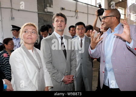 Seine Königliche Hoheit Kronprinz Frederik von Dänemark, der zweite links, Besuche der Nordischen Leuchtturm in Shanghai, China, 28. Juni 2010. Seine Königliche Hig Stockfoto