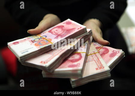 ---- Eine Chinesische bank Clerk zählt RMB (Renminbi) yuna Banknoten in der Zentrale der HSBC China im Finanzviertel Lujiazui in Pudong, Shan Stockfoto