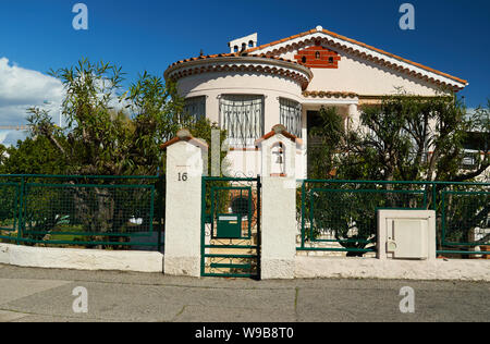 Schönes Haus in Nizza, Frankreich. Tor mit Glocke. Stockfoto