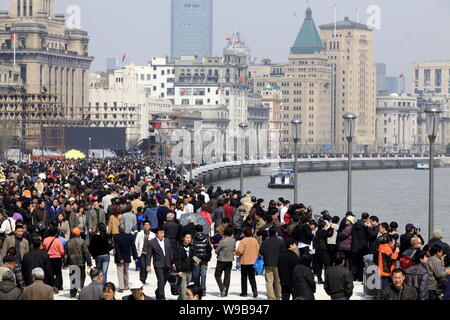 Touristen und Einheimische Menschenmenge die Promenade am renovierten Bund in Shanghai, China, 28. März 2010. Zehntausende von Shanghai Bewohner eine Stockfoto