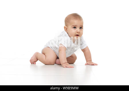 Baby Boy auf Boden kriechen Stockfoto