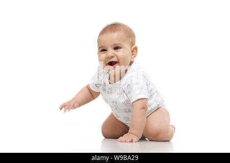 Baby Boy auf Boden kriechen Stockfoto