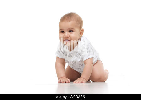 Baby Boy auf Boden kriechen Stockfoto