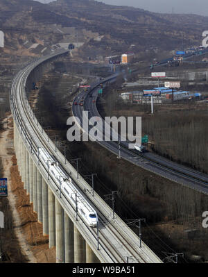 Ein CRH (China Railway High-speed) Zug läuft auf dem neuen Zhengzhou-Xi eine Eisenbahn in Luoyang, Zentrale China Provinz Henan, Samstag, 25. Januar 2010. Stockfoto