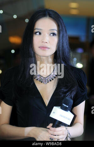 Taiwanesische Schauspielerin Shu Qi ist an der Zeremonie der Swarovski Crystal Christmas Tree in Shanghai, China, 3. Dezember 2010 gesehen. Stockfoto