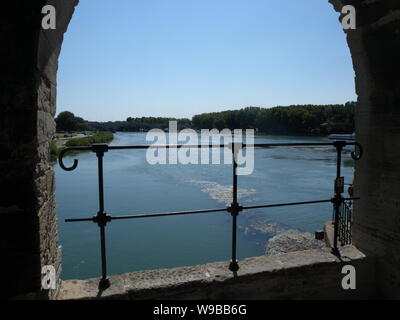 Panoramablick von der berühmten Brücke von Avignon auch Pont Saint-Benezet bei Avignon Frankreich Stockfoto