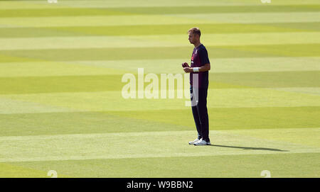 Englands Stuart Broad während einer Sitzung der Netze im Lord, London. Stockfoto