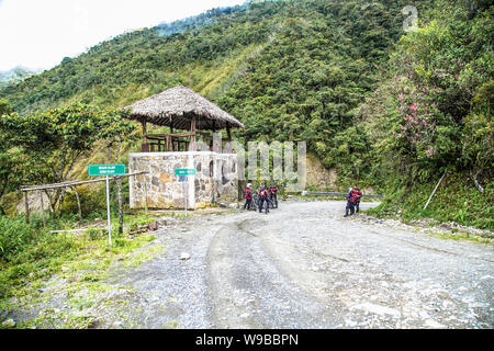 La Cumbre, Bolivia-Jan 3, 2019: Teilnehmer der Abstieg der Welten die meisten gefährlichen Straße in La Cumbre Pass Höhe 4700m, genannt 'Tod' Stockfoto