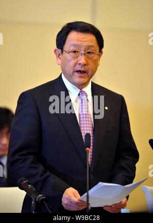 Akio Toyoda, Präsident von Toyota, spricht auf einer Pressekonferenz in Beijing, China, Montag, 1. März 2010. Toyota Motor Corp. Präsident Akio Toyoda Sou Stockfoto
