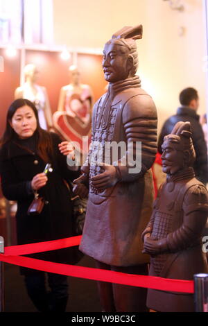 Besucher Blick auf Schokolade-Made Repliken der Terrakotta-krieger während der Schokolade zeigen, Salon du Chocolat, in Shanghai, China, 21. Januar 2010. Stockfoto