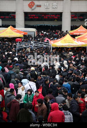 Massen von chinesische Passagiere warten Sie an der Nanjing Long Distance Bus Terminal nach dem Bus Dienstleistungen wurden vom schweren Schnee in Nord China gestoppt, in Nanjin Stockfoto
