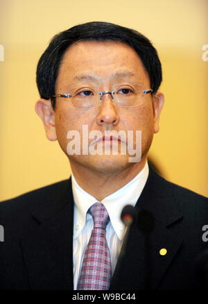 Akio Toyoda, Präsident von Toyota, ist auf einer Pressekonferenz in Beijing, China, Montag, 1. März 2010 gesehen. Toyota Motor Corp. Präsident Akio Toyoda, so Stockfoto