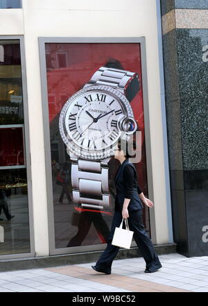 ---- Eine Frau geht Vergangenheit eine Boutique von Cartier in Peking, China, 9. Oktober 2009. Junge chinesische Unternehmerinnen mit einem Auge für Luxus sind wu Stockfoto