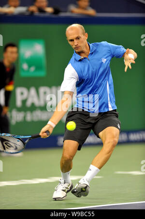 Nikolay Davydenko aus Russland liefert einen Schuß gegen Mischa Zverev in Deutschland in der zweiten Runde der Mens Singles des Shanghai Rolex Masters 2010 Stockfoto