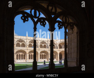 Lissabon, Portugal. Der Kreuzgang des Hieronymus-kloster oder das Kloster der Hieronymites. Das Kloster gilt als ein Triumph des Manuelinischen Stockfoto