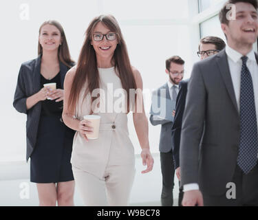 Die Mitarbeiter im Büro Flur während einer Arbeitspause Stockfoto