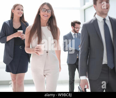 Die Mitarbeiter im Büro Flur während einer Arbeitspause Stockfoto