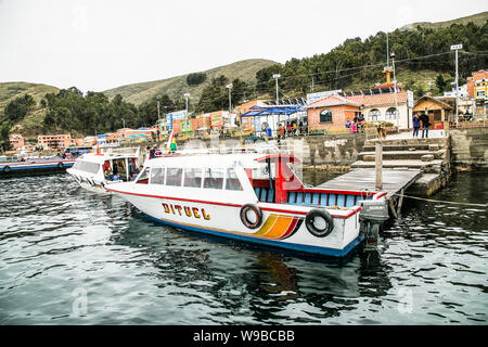 Tiquina, Bolivia-Jan 4, 2019 :: service Fähre auf dem Titicacasee zwischen den Städten San Pedro de Tiquina und San Pablo de Tiquina. Stockfoto