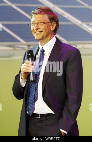 Microsoft Mitbegründer Bill Gates wird während der BYD M6 allgemein einer Zeremonie in Peking, China, 29. September 2010. Der US-Milliardär d Stockfoto