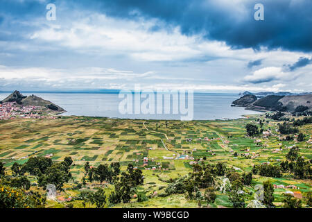 Panoramablick auf die Bucht von Copacabana am Titicaca See in Bolivien. Südamerika. Stockfoto