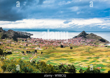 Panoramablick auf die Bucht von Copacabana am Titicaca See in Bolivien. Südamerika. Stockfoto