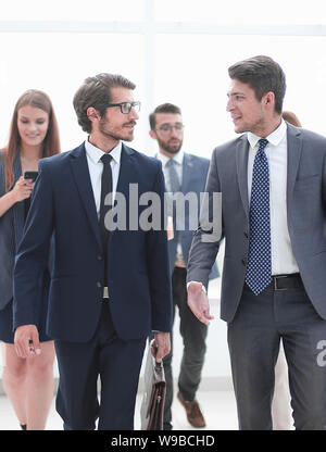 Die Mitarbeiter im Büro Flur während einer Arbeitspause Stockfoto