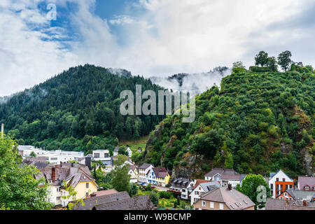 Deutschland, ein wenig Schwarzwald Hornberg, weltweit bekannt für die Geschichte von hornberg Schießen im grünen Tal zwischen bewaldeten Bergen im nebligen atmosp Stockfoto