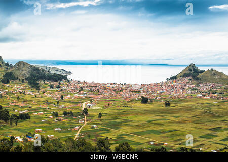 Panoramablick auf die Bucht von Copacabana am Titicaca See in Bolivien. Südamerika. Stockfoto