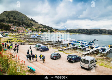 Copacabana, Bolivia-Jan 4, 2019: Viele tour Boote im Hafen des kleinen touristischen Stadt von Copacabana in einer Bucht des Titicacasees in Copacabana, Boliv Stockfoto