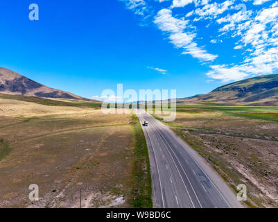 Luftaufnahme von der Straße nach Dogubayazit von Igdir. Plateau um den Berg Ararat, Berge und Hügel. Osten der Türkei an der Grenze zu Iran Stockfoto