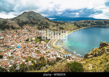 Panoramablick auf die Bucht von Copacabana am Titicaca See vom Gipfel des Monte Calvario (3966 m) zu den wichtigsten Reiseziel in Bolivien. Stockfoto