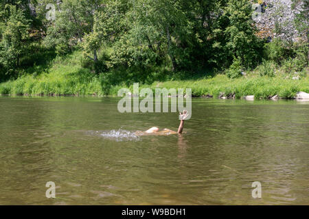 Ertrinkenden versuchen, aus dem Wasser zu bekommen. ertrinken in den Fluss, während allein schwimmen, um Hilfe zu bitten. Stockfoto