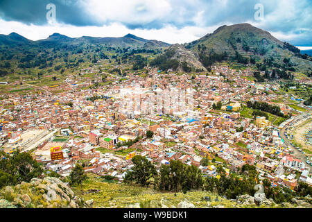 Panoramablick auf die Bucht von Copacabana am Titicaca See vom Gipfel des Monte Calvario (3966 m) zu den wichtigsten Reiseziel in Bolivien. Stockfoto