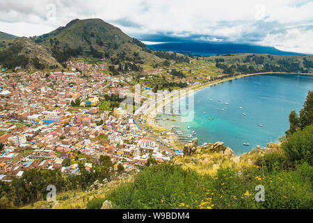 Panoramablick auf die Bucht von Copacabana am Titicaca See vom Gipfel des Monte Calvario (3966 m) zu den wichtigsten Reiseziel in Bolivien. Stockfoto