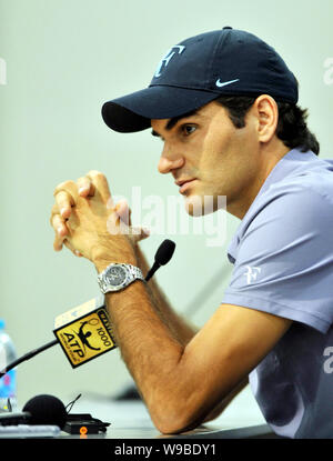 Schweizer Tennisspieler Roger Federer ist während einer Pressekonferenz des Shanghai Rolex Masters 2010 in Shanghai, China, 11. Oktober 2010 gesehen. Stockfoto