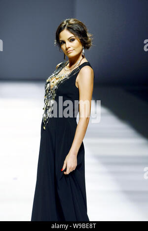 Mexikanische Modell Ximena Navarrete, Sieger der Miss Universe 2010, Paraden, die neuen Kollektionen in den Sergio Bustamante fashion show während der Sha zu zeigen Stockfoto