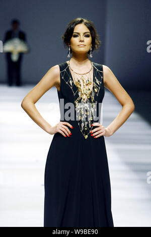 Mexikanische Modell Ximena Navarrete, Sieger der Miss Universe 2010, Paraden, die neuen Kollektionen in den Sergio Bustamante fashion show während der Sha zu zeigen Stockfoto