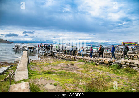 Copacabana, Bolivia-Jan 4, 2019: Touristen auf die Boote im Hafen des kleinen touristischen Stadt von Copacabana in einer Bucht des Titicacasees, Bolivien Stockfoto