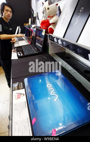 Sony VAIO Laptops sind für den Verkauf an einer Sony Store in Shanghai, China, 1. Juli 2010. Japanische elektronikriese Sony hat 55 angekündigt, Stockfoto