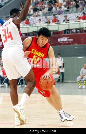 China Su Wei, rechts, versucht, durch NBA Basketball player Hasheem Thabeet der Memphis Grizzlies in einem Basketball Match zwischen dem Chinesischen zu brechen Stockfoto