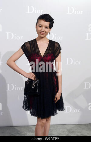 Chinesische Schauspielerin Dong Jie Posen vor der Dior Kreuzfahrt fashion Show 2011 in Shanghai, China, 15. Mai 2010. Stockfoto