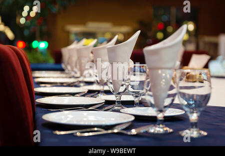 Sanfter Fokus in einem warmen, gemütlichen Café-Shop mit verschwommenem Licht und einer entspannten Atmosphäre im Hintergrund. Stockfoto