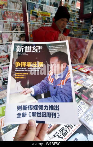 Das Jahrhundert der wöchentlichen Zeitschrift ist für Verkauf zu einem Zeitungskiosk in Shanghai, China, 13. Januar 2010 gesehen. Eine von China die meisten genau beobachtet Magazin venture Stockfoto